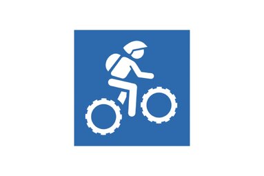 Blue pictogram marking an easy mountain bike route, showing a person riding a mountain bike. | © TVB Piesendorf Niedernsill