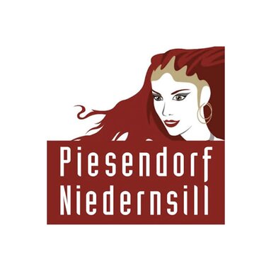 Logo Piesendorf Niedernsill mit stilisierter rothaariger Frauenfigur über den beiden Ortsnamen. | © TVB Piesendorf Niedernsill
