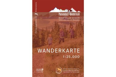 Titelbild der Wanderkarte von Piesendorf und Niedernsill mit drei Personen beim Wandern auf einem Bergweg. | © TVB Piesendorf Niedernsill