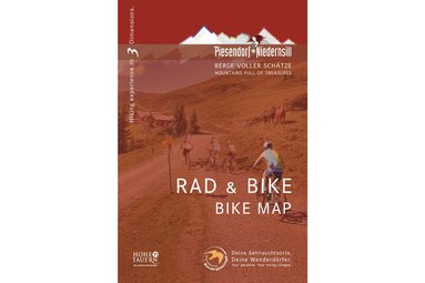 Titelbild der Rad- und Bikekarte von Piesendorf und Niedernsill mit vier Radfahrenden auf einem Bergweg. | © TVB Piesendorf Niedernsill