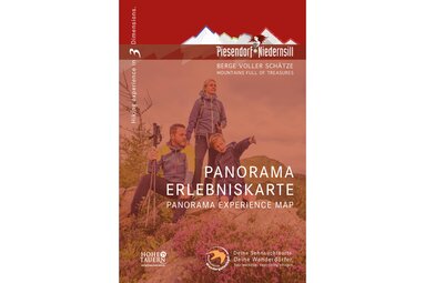 Titelbild der Panorama-Erlebniskarte von Piesendorf und Niedernsill mit drei Personen beim Wandern in den Bergen. | © TVB Piesendorf Niedernsill