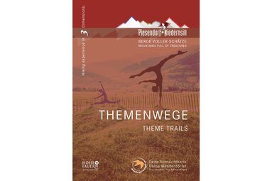 Titelbild der Themenwege-Broschüre von Piesendorf und Niedernsill mit zwei Personen bei Bewegungsübungen im Freien. | © TVB Piesendorf Niedernsill