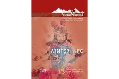 Titelbild der Winterinfo von Piesendorf und Niedernsill mit einem Kind in Winterkleidung im Schnee. | © TVB Piesendorf Niedernsill