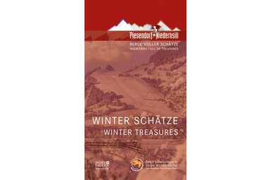 Titelbild der Broschüre „Winter Schätze“ von Piesendorf und Niedernsill mit verschneiten Hängen und Häusern. | © TVB Piesendorf Niedernsill