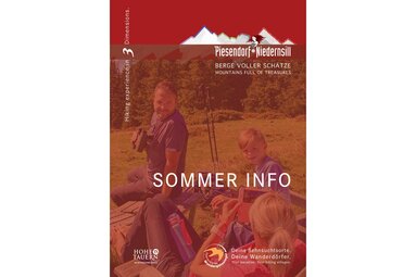Titelbild der Sommerinfo von Piesendorf und Niedernsill mit einer Familie bei einer Wanderpause auf einer Holzbank. | © TVB Piesendorf Niedernsill