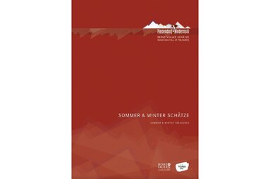 Rotes Titelbild der Imagebroschüre von Piesendorf und Niedernsill mit der Aufschrift „Sommer & Winter Schätze“. | © TVB Piesendorf Niedernsill