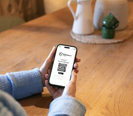 Person hält ein Smartphone mit digitalem Guest Mobility Ticket und QR-Code in den Händen. | © Salzburger Verkehrsverbund GmbH