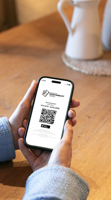 Person hält ein Smartphone mit digitalem Guest Mobility Ticket und QR-Code in den Händen. | © Salzburger Verkehrsverbund GmbH