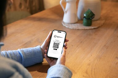 Person hält ein Smartphone mit digitalem Guest Mobility Ticket und QR-Code in den Händen. | © Salzburger Verkehrsverbund GmbH