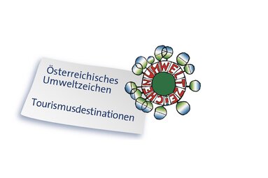 Logo des Österreichischen Umweltzeichens mit dem Schriftzug „Tourismusdestinationen“. | © Österreichisches Umweltzeichen, BMLUK, Künstler Friedensreich Hundertwasser