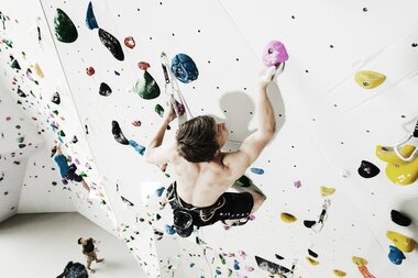 The Saalfelden climbing hall is a perfect playground for all vertical acrobats | © Johannes Felsch