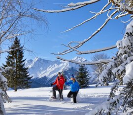 Schneeschuhwandern in der tief verschneiten Winterlandschaft  | © Ferienregion Nationalpark Hohe Tauern, Foto Michael Huber