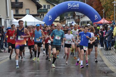 unners start the Niedernsill Autumn Run as spectators line the course. | © Gemeinde Niedernsill