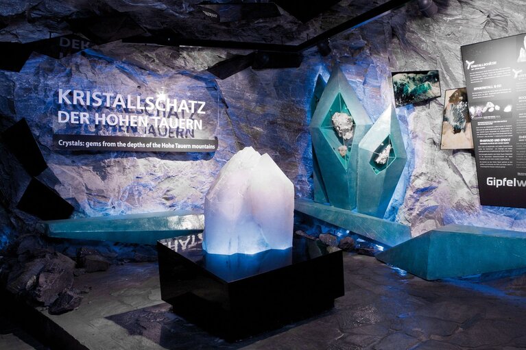 “Crystal treasures of the Hohe Tauern” exhibition with illuminated crystals, minerals and information panels. | © Kitzsteinhorn