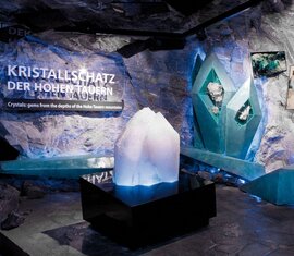 “Crystal treasures of the Hohe Tauern” exhibition with illuminated crystals, minerals and information panels. | © Kitzsteinhorn
