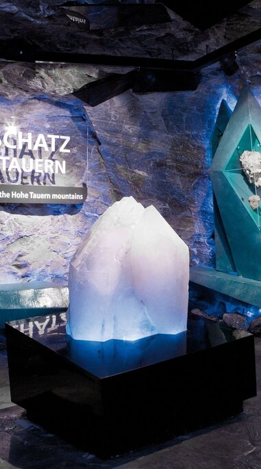 “Crystal treasures of the Hohe Tauern” exhibition with illuminated crystals, minerals and information panels. | © Kitzsteinhorn