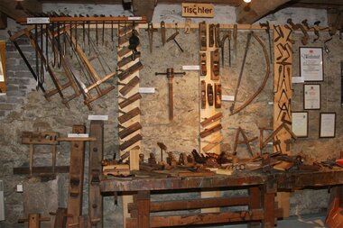 Eine alte Tischlerei - ausgestellt in der Mühlauersäge in Fusch | © Erlebniswelt Holz