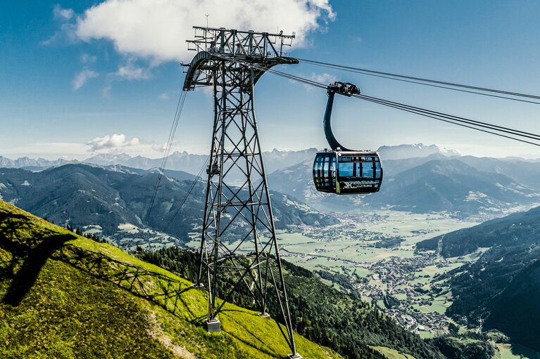Gondel der 3K K-onnection über einem Berghang bei Kaprun, im Hintergrund das Tal und umliegende Berge. | © Kitzsteinhorn