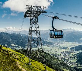 3K K-onnection gondola above a mountainside near Kaprun, with the valley and surrounding mountains in the background. | © Kitzsteinhorn