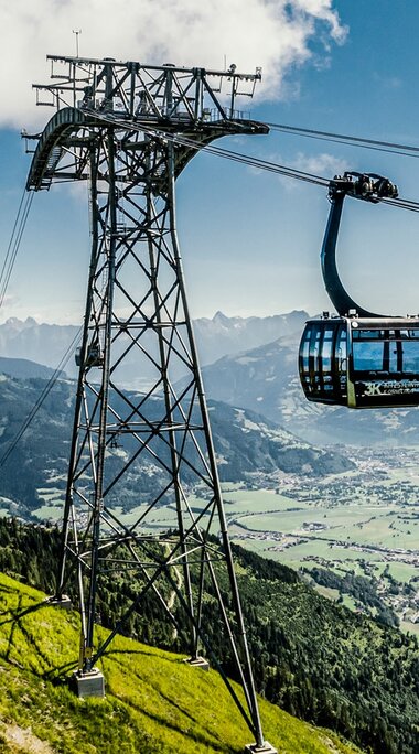 3K K-onnection gondola above a mountainside near Kaprun, with the valley and surrounding mountains in the background. | © Kitzsteinhorn