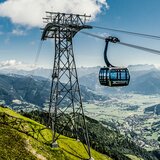 3K K-onnection gondola above a mountainside near Kaprun, with the valley and surrounding mountains in the background. | © Kitzsteinhorn