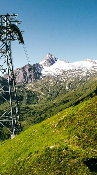 Gondel der 3K K-onnection am Kitzsteinhorn vor hohen, teilweise schneebedeckten Berggipfeln. | © Kitzsteinhorn 