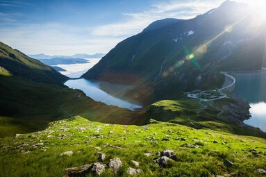 Kaprun High Mountain Reservoirs with a dam and two bodies of water between steep mountain slopes. | © Verbund, Foto Johannes Heuckeroth