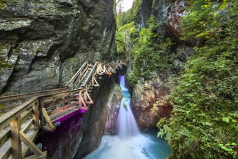 Wasserfälle in der Sigmund-Thun-Klamm bei Kaprun mit Holzstegen und Treppen entlang der steilen Felswände. | © Zell am See-Kaprun Tourismus, Foto Photoart Reifmüller