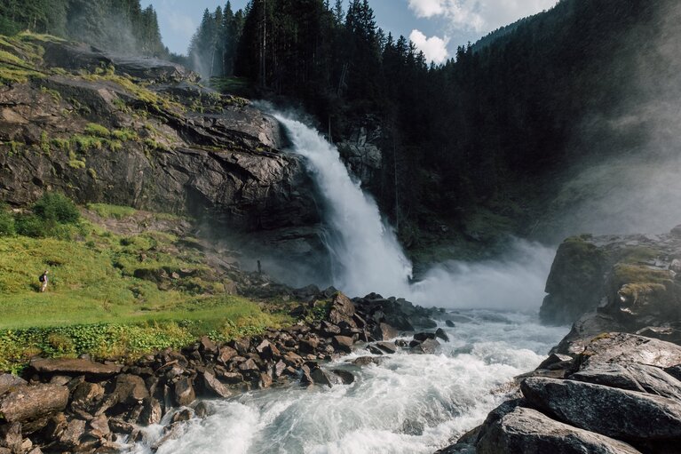 Die Krimmler Wasserfälle stürzen über Felsen in einen Gebirgsbach. Wald und felsige Hänge umgeben den Wasserfall. | © SalzburgerLand Tourismus, Foto Christoph Perkles