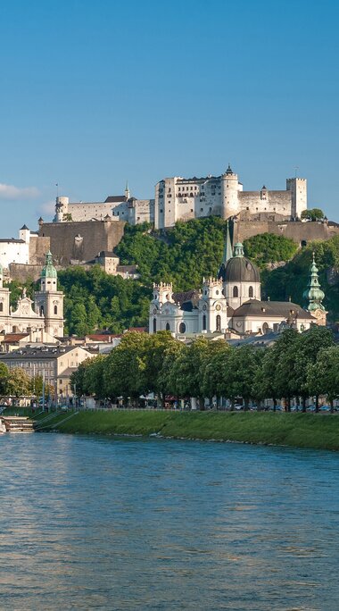 Blick über die Salzach auf die Salzburger Altstadt mit Kirchtürmen und der Festung Hohensalzburg auf dem Festungsberg. | © Salzburg Tourismus