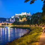 Salzburg at night with the Salzach River, illuminated old town and Hohensalzburg Fortress under the moon. | © Tourismus Salzburg, Foto Breitegger Günter