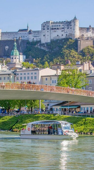 Amadeus unter dem Marko-Feingold Steg | © Salzburg Stadt Schiff-Fahrt