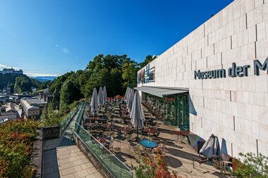 Museum der Moderne am Mönchsberg - mit Ausblick auf die Stadt | © Foto Marc Haader