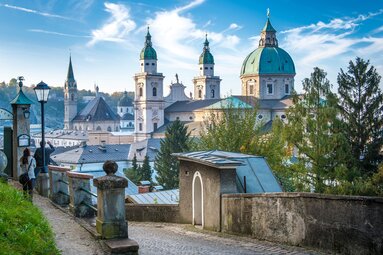 Blick vom Stieglkeller auf den Salzburger Dom mit seinen beiden Türmen und der Kuppel sowie die Dächer der Altstadt. | © Tourismus Salzburg, Foto Breitegger Günter