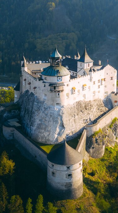 Aerial view of Hohenwerfen Castle with steep walls and towers above the Salzach Valley near Werfen. | © SalzburgerLand Tourismus