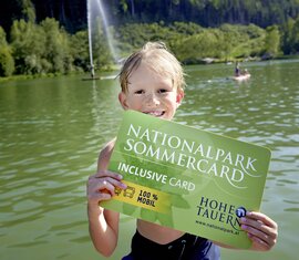 Kind mit Nationalpark Sommercard im Badesee Niedernsill, einem Partner der Sommercard. | © Ferienregion Nationalpark Hohe Tauern, Foto Michael Huber