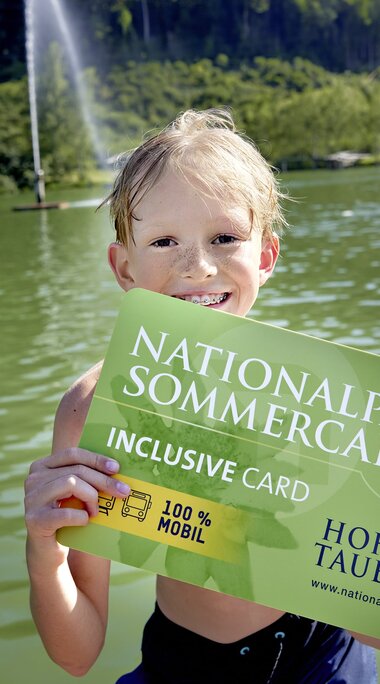 Kind mit Nationalpark Sommercard im Badesee Niedernsill, einem Partner der Sommercard. | © Ferienregion Nationalpark Hohe Tauern, Foto Michael Huber