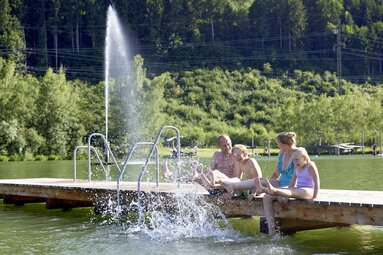 Swimming fun in the natural bathing lake Niedernsill | © Ferienregion Nationalpark Hohe Tauern, Foto Michael Huber
