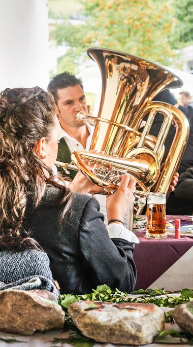 Musikgruppe mit Blasinstrumenten und Ziehharmonika beim Bauernherbst in Piesendorf und Niedernsill. | © TVB Piesendorf Niedernsill, Foto Harry Liebmann