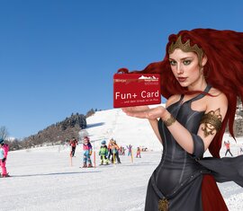 Kinder fahren Ski auf einer Winterpiste. Eine illustrierte Figur präsentiert die Fun+ Card Winter. | © TVB Piesendorf Niedernsill