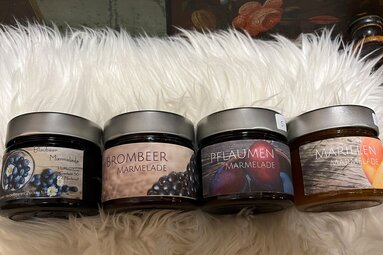 Four jars of blueberry, blackberry, plum and apricot jam from Hochleitengut in Niedernsill. | © Hochleitengut Niedernsill