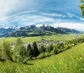 View over Piesendorf and the Salzach Valley with meadows, forests and partly snow-covered mountains. | © TVB Piesendorf Niedernsill, Foto Harry Liebmann 