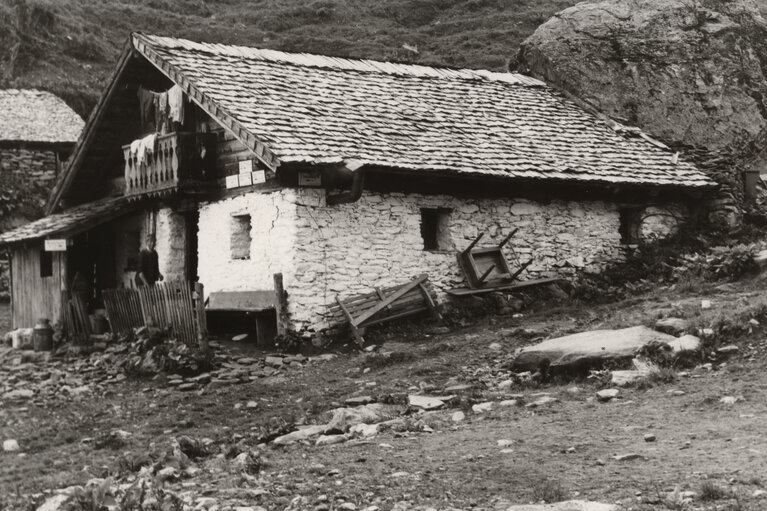 Historische Aufnahme der Schaunbergalm im Mühlbachtal mit Steinmauern, Holzaufbau und Schindeldach. | © TVB Piesendorf Niedernsill