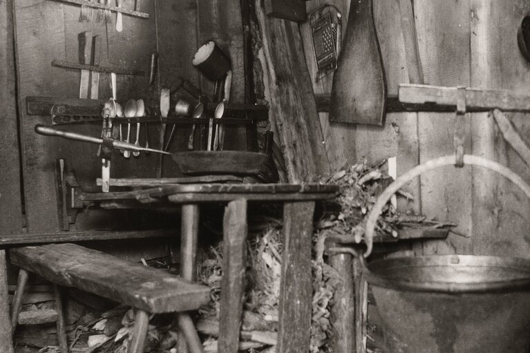 Historische Werkstatt mit Holzwänden, Werkbank, verschiedenen Handwerkzeugen, Behältern und einer großen Wanne. | © TVB Piesendorf Niedernsill