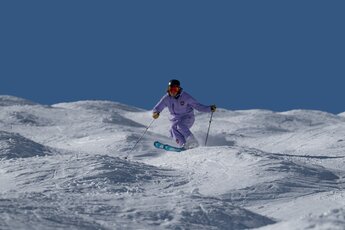 Skier descends a snow-covered mogul slope at the Kitzsteinhorn. | © Cold Candy Kaprun / Foto: Balasz Kovacs