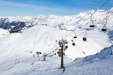 Chairlift and ski slopes in the snow-covered mountain landscape near Uttendorf. | © Foto Dietmar Sochor