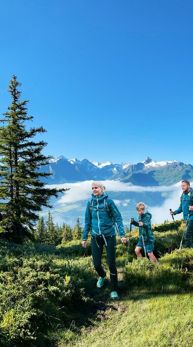 Family hiking on the Hohe Tauern Panorama Trail | © TVB Piesendorf Niedernsill, Foto Harry Liebmann 