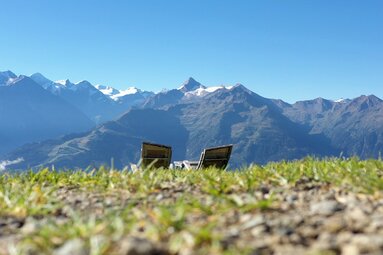 Two deck chairs overlooking the Hohe Tauern mountains | © TVB Piesendorf Niedernsill, Foto Harry Liebmann