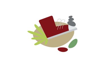 Illustration mit rotem Schuh, Pflanzen und Steinen für das Balancierspiel „Versteinern“ am Weg Spielend Wandern. | © Österreichs Wanderdörfer