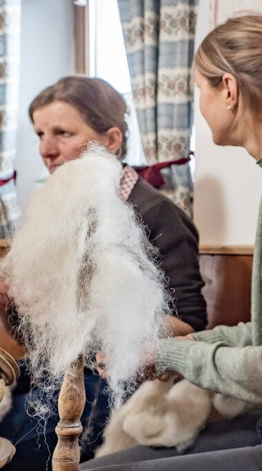 Two women process wool using traditional spinning tools at Dietlgut. | © Lichtfarben
